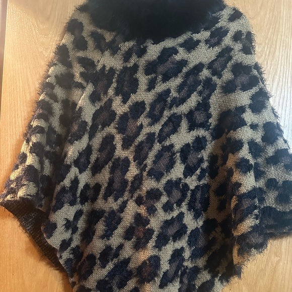 Poncho - Picture 1 of 7